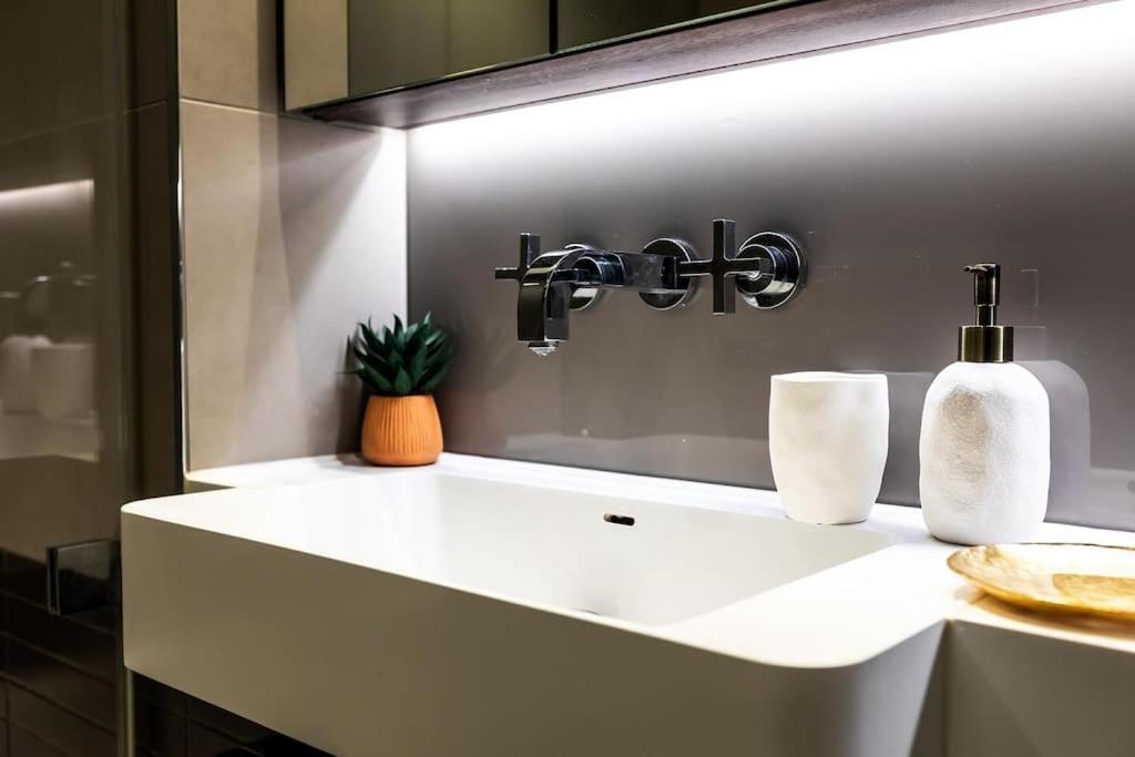 Luxurious Haven In Iconic Battersea Power Station Londra